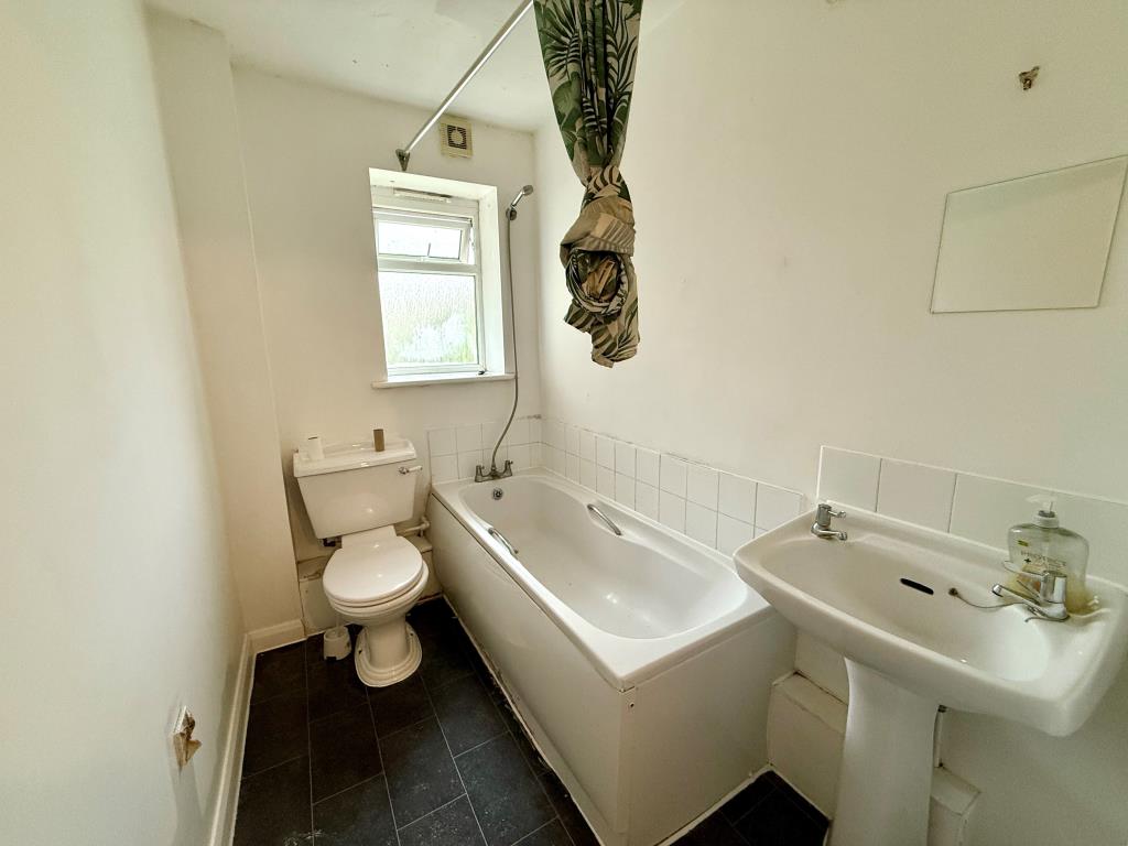 Lot: 110 - VACANT TWO-BEDROOM FLAT - Bathroom with W.C.